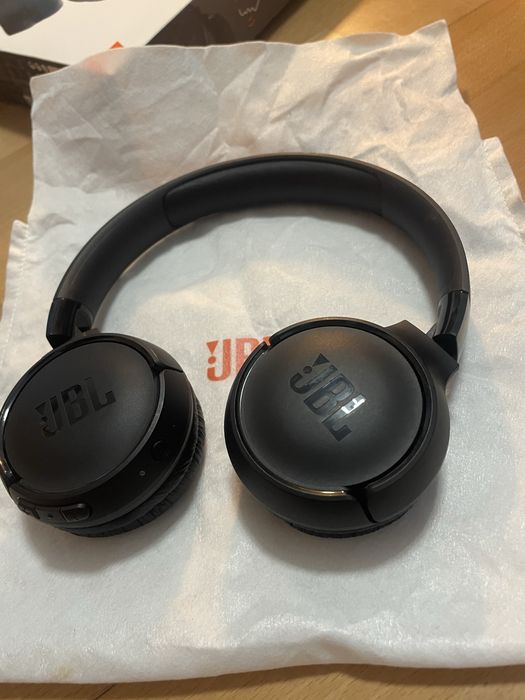Fones JBL pretos