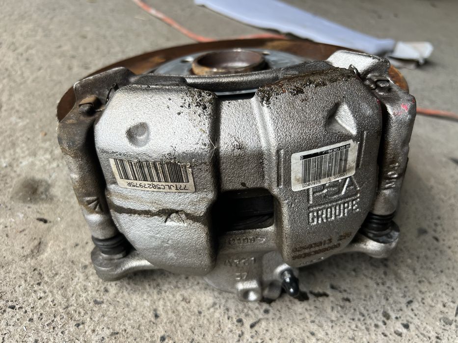 Цапфа права  ліва peugeot e2008 gt