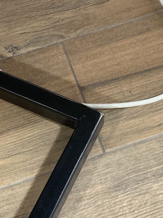 Стіл з металевими ніжками