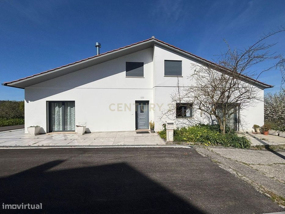 Espaçosa Moradia T4 em Colmeias, Leiria