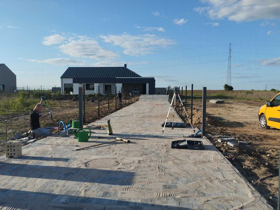 Montaż płot panelowy gabionowy betonowy siatka leśna