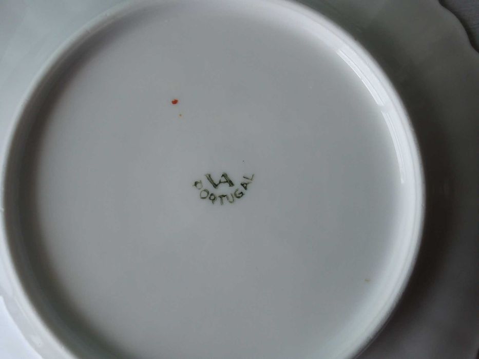 Pratos de sobremesa Vista Alegre, brancos, com a marca 32, vintage