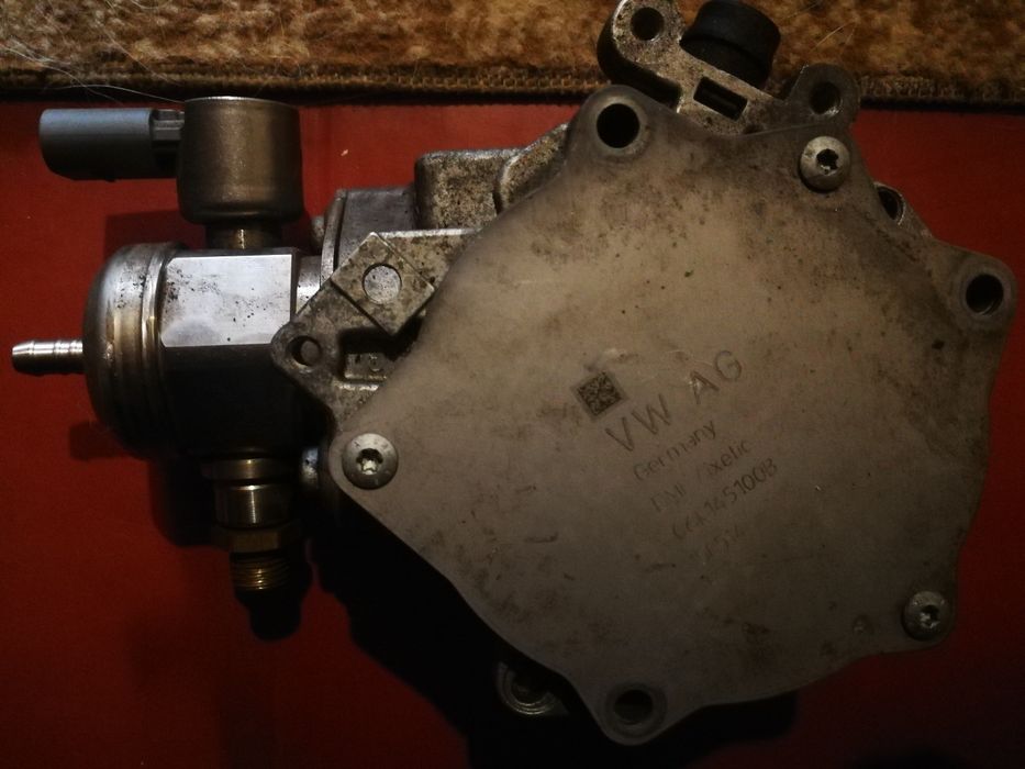 Продам топлівну з вакумним насосом ауді