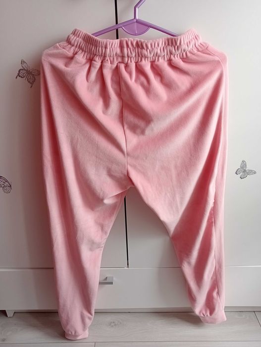 Jasnoróżowy komplet welurowy w rozmiarze "s".