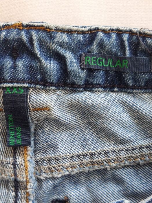 Jeansy z przetarciami. Benetton. 104 cm
