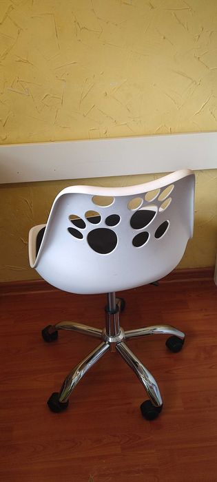 Крісло офісне, комп'ютерне Bonro B-881 біле з чорним сидінням