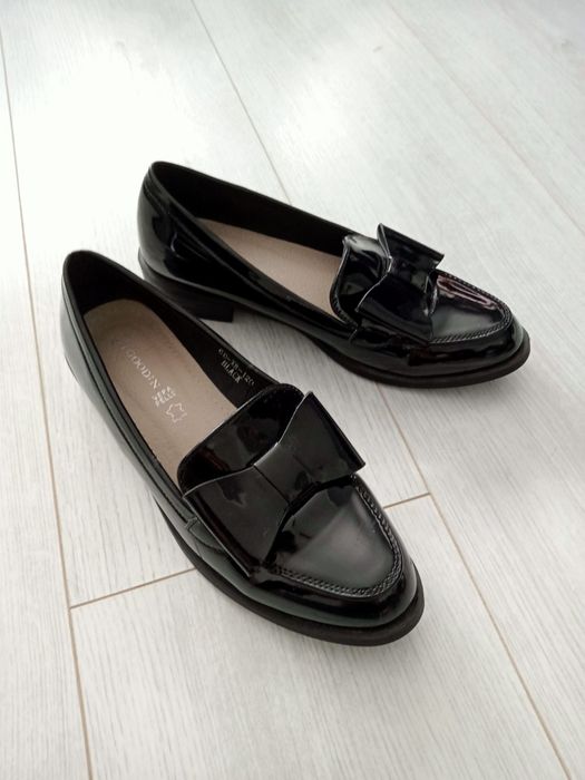 Czarne lakierowane loafersy mokasyny z kokardą