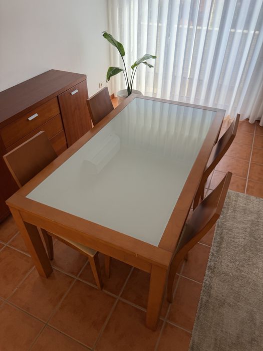 Mesa de Jantar Extensível + 4 Cadeiras