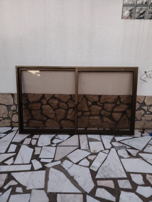 Janelas em alumínio castanho.