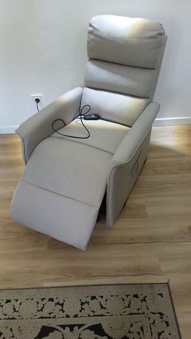 Sofá geriátrico com apoio elevatório