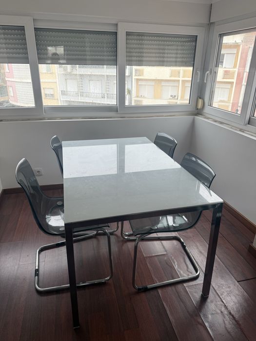 Conjunto mesa e cadeiras
