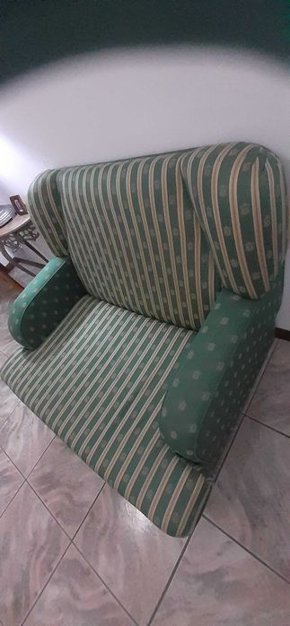 Sofa verde dourado muito confortavel 1 grande lugar