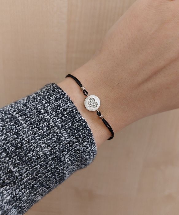 Damska regulowana bransoletka na czarnym sznureczku/rzemyku z sercem