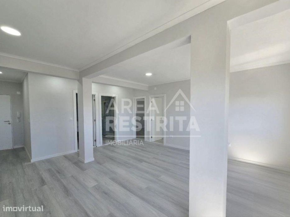 Apartamento T2, totalmente remodelado em Setúbal