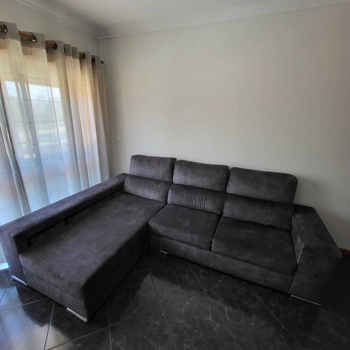 Sofá cinzento de 3 lugares com chaise longue