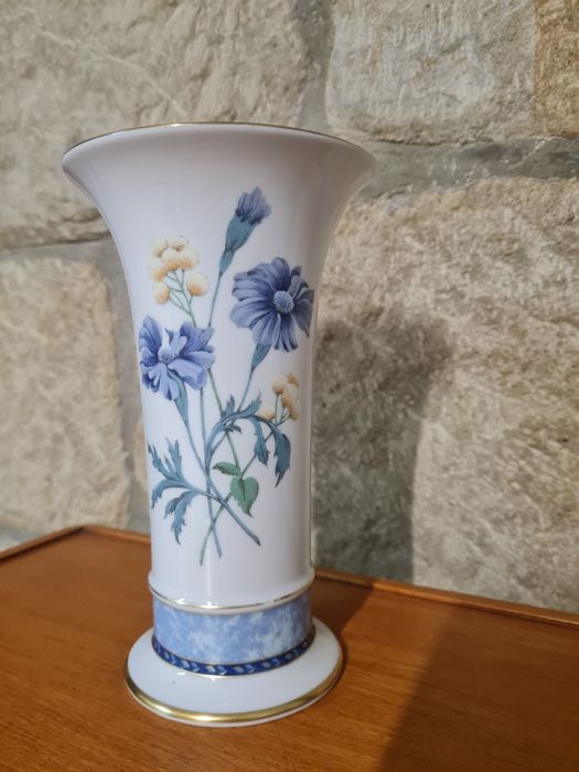 Wazon z porcelany sygnowany