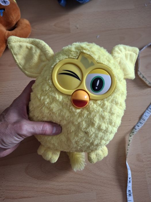 Żółta maskotka Furby