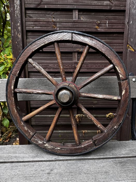 Stare drewniane kolo bryczka