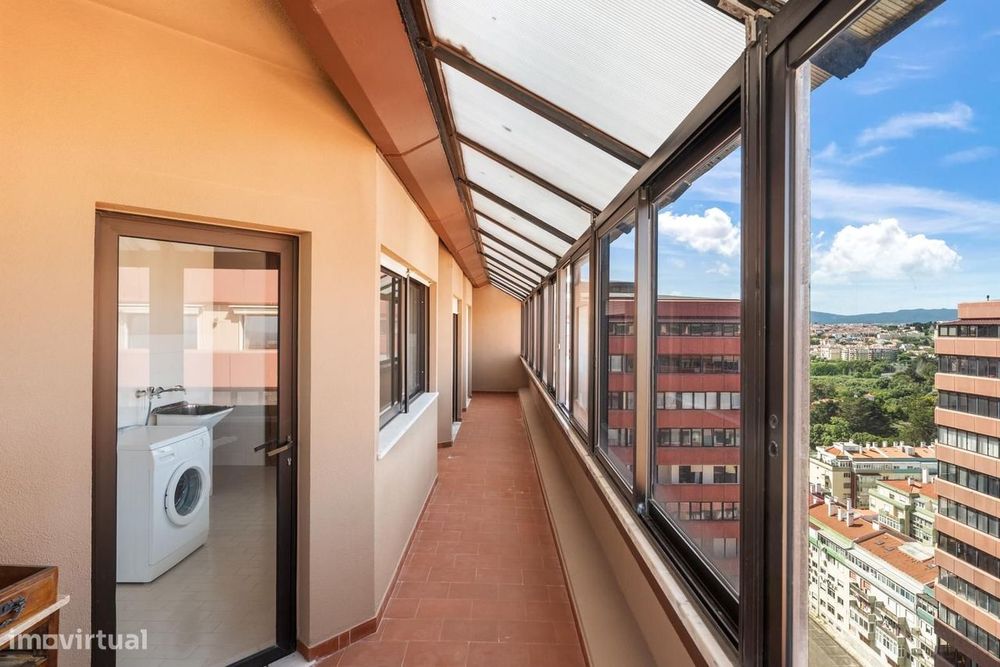 Apartamento T5 com estacionamento, Quinta das Palmeiras, Oeiras