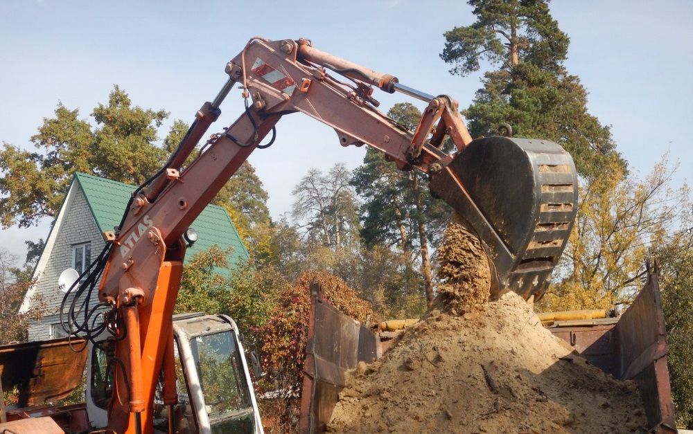 грунт строительный. грунт для отсыпки. экскаватор. хозяйственная деятельность приморского края. вывоз земли с участка.