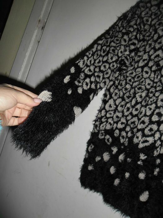 piękny włochaty sweterek w czarno-białe  wzory biust do 135cm