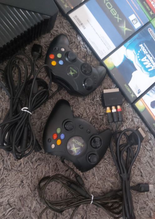 Xbox clássica+2 comandos originais e jogos.