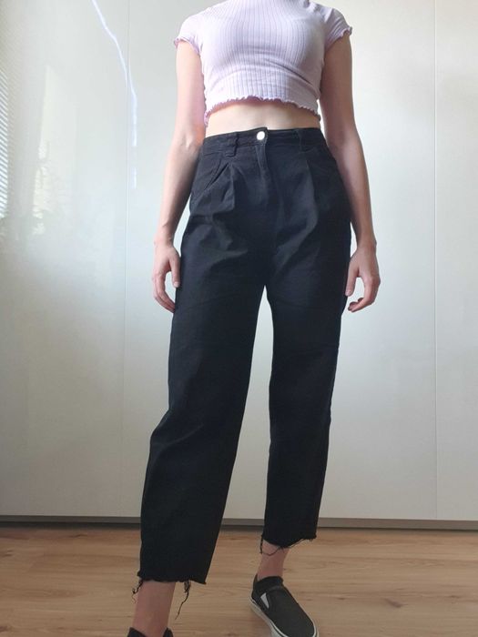 Spodnie baggy fit z poszarpanymi nogawkami