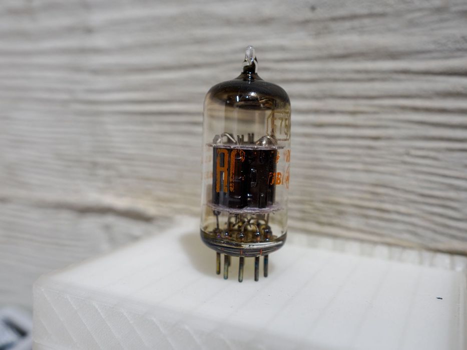 RCA NOS ECC83 / 12AX7 / 5751  Black Plate - Legenda