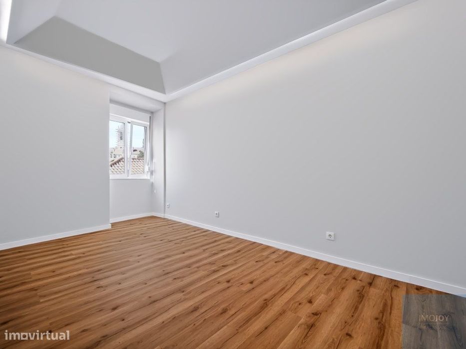 Apartamento T2 Remodelado com Terraço Privativo na Ajuda em Lisboa