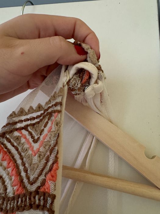 Siateczkowa sukienka Pull and Bear