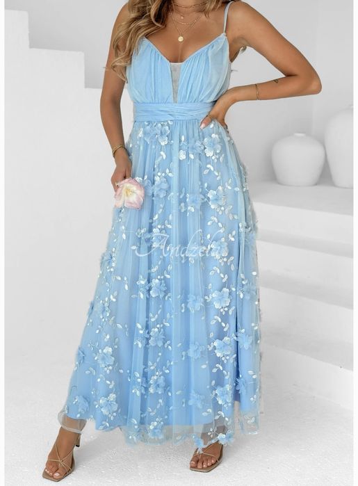 Tiulowa sukienka maxi na ramiączkach błękitna