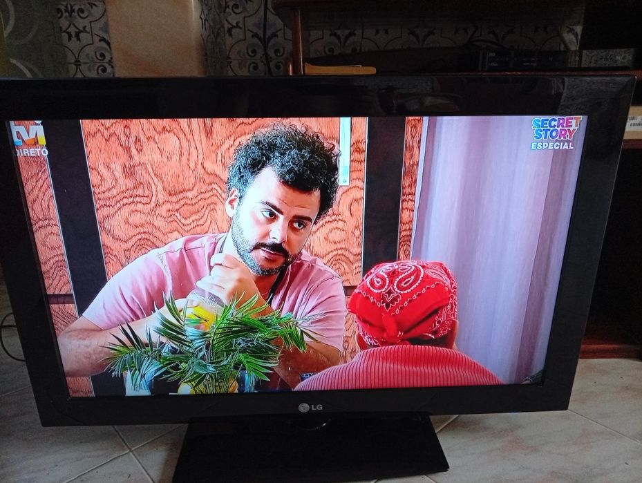 TV LG. Muito bom. Tem comando
