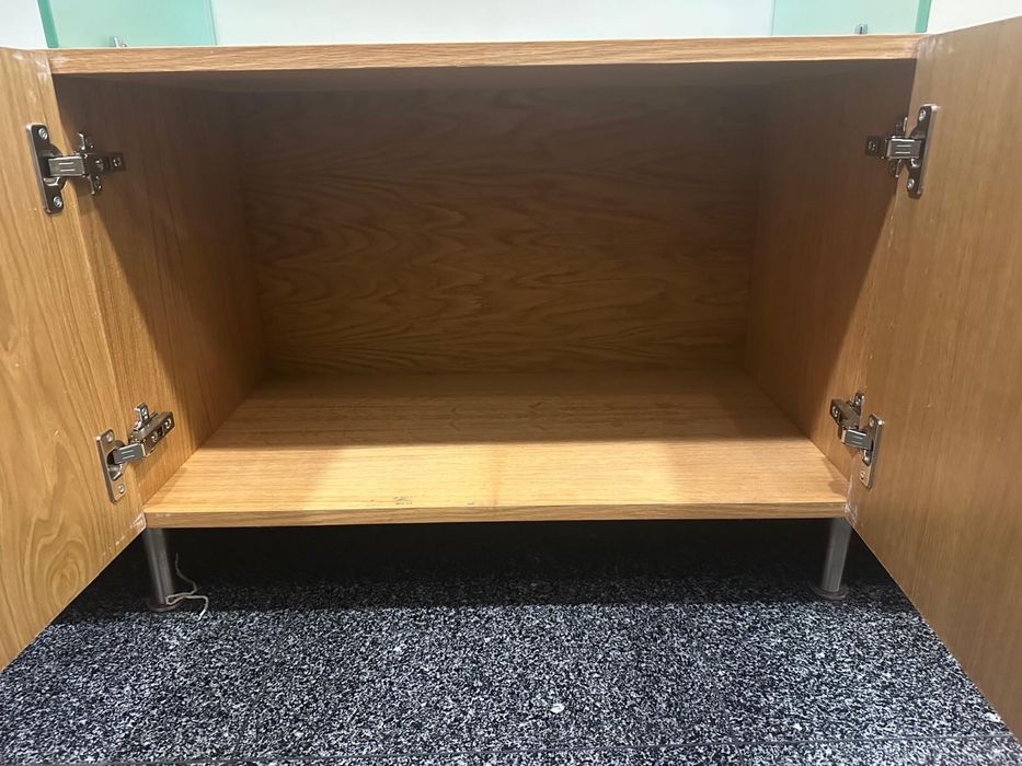 Móveis e expositores/lineares de loja como novos.