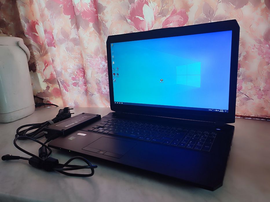 Великий ігровий ноутбук hyrican striker GTX 1060 / 12 Gb / i7-6700HQ / NVMe