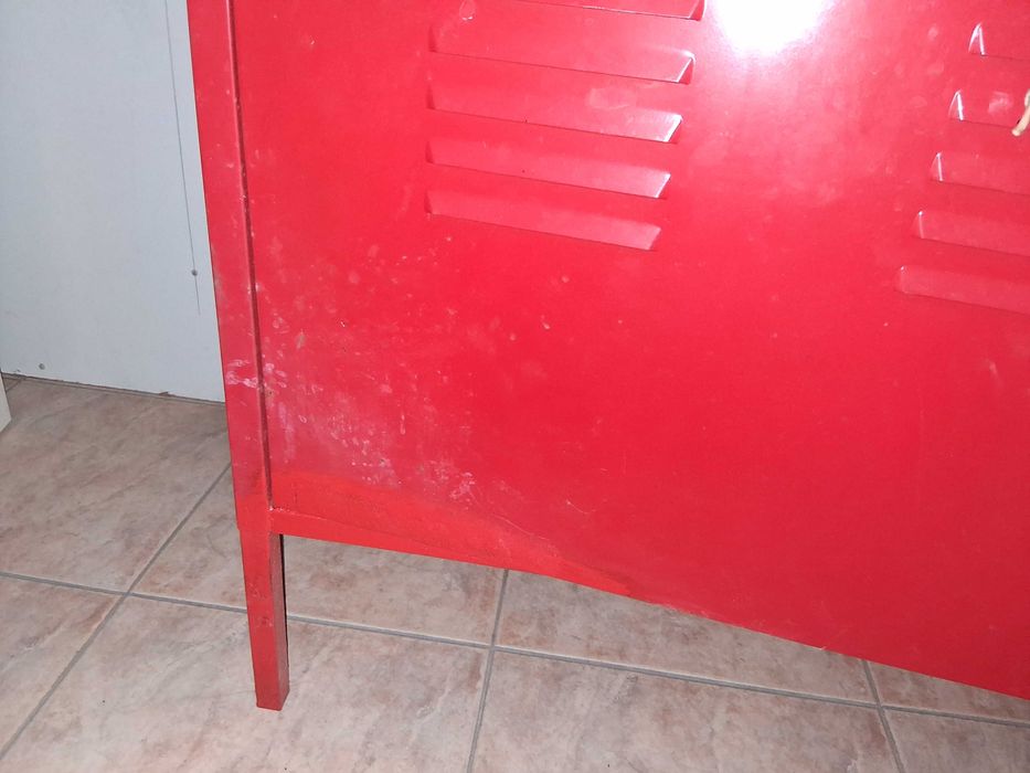 Armário vermelho de ferro