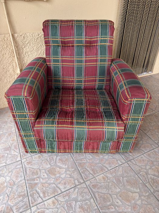 2 Poltronas Estofadas Clássicas