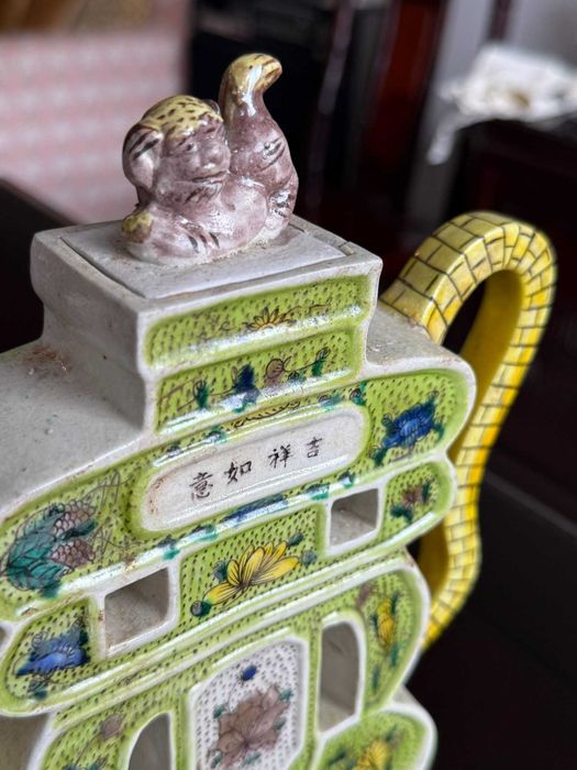 Jarro chinês em porcelana famille verte com figuras