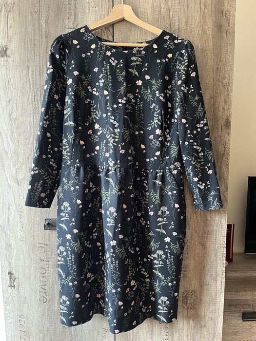 Czarna sukienka w kwiaty