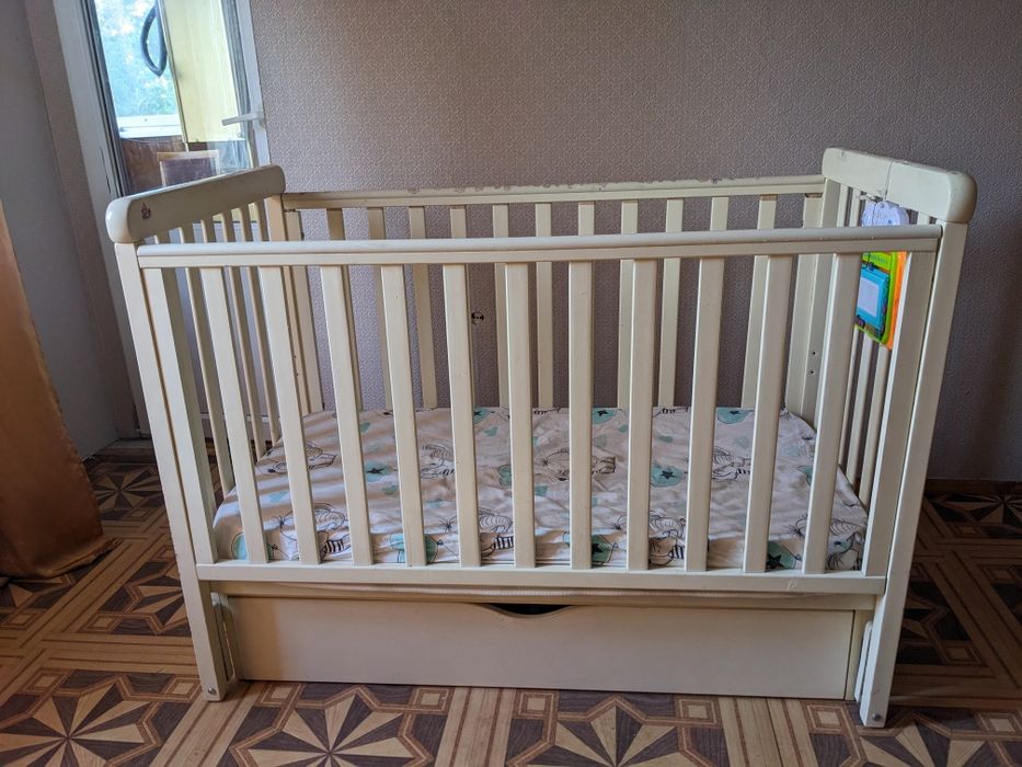 ПРОДАМ ТЕРМІНОВО Дитячу ЕКО кроватка для малюка з гойдалкою, з маятник