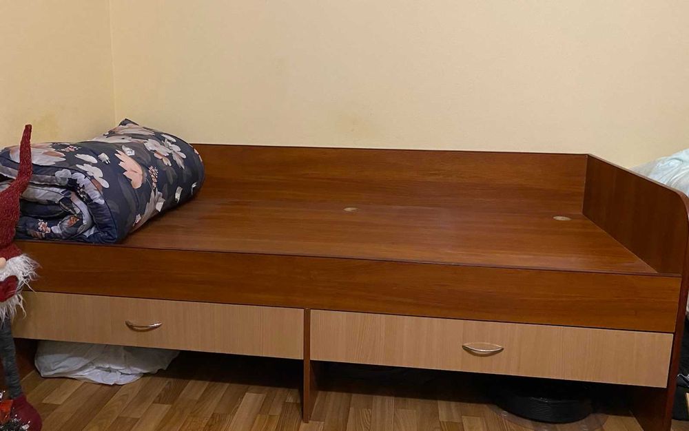 Кровать с двумя ящикамм