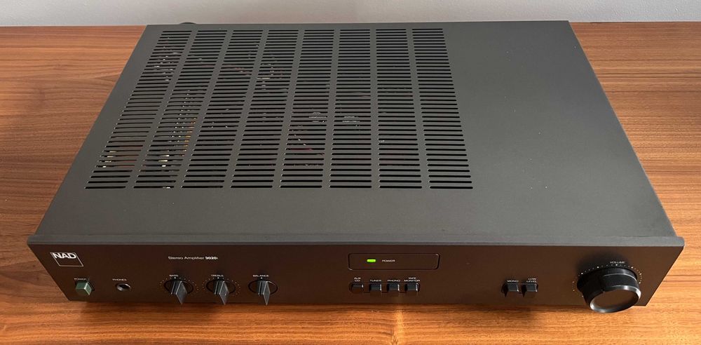Amplificador NAD 3020i