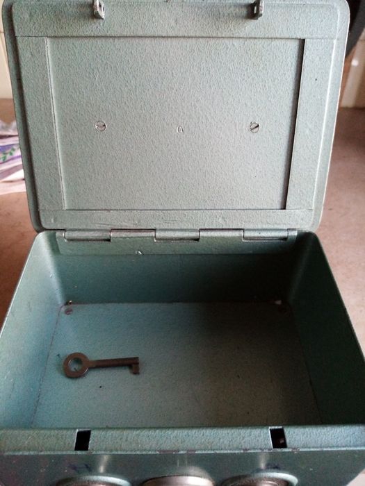 Cofre antigo, a funcionar, pesado, c/chave, ainda com tinta original