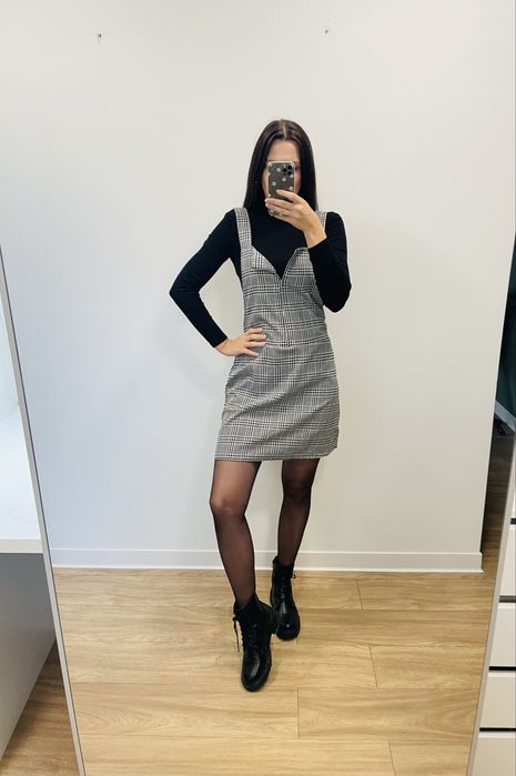 Sukienka w kratke z srebrnym zamkiem