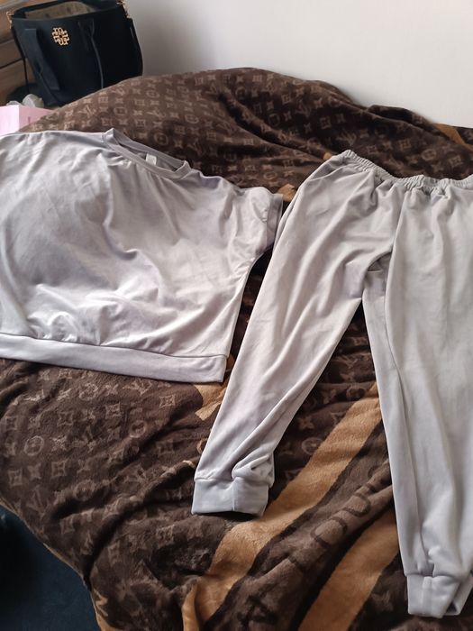 Piękny dres szary welurowy