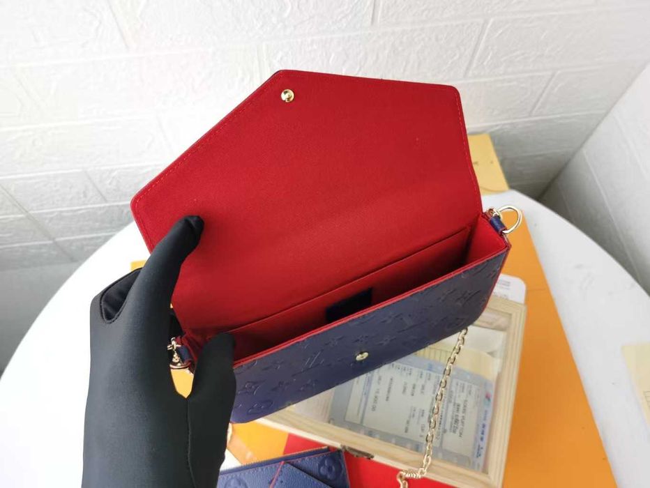 Torebka na ramię w ciemnoniebieskim kolorze z łańcuchem