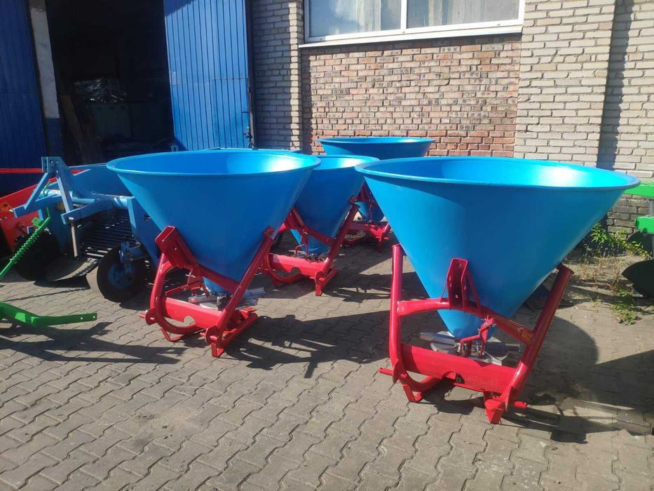 Розкидач мінеральних добрив  лійка (нерж. пластик, метал Польща)