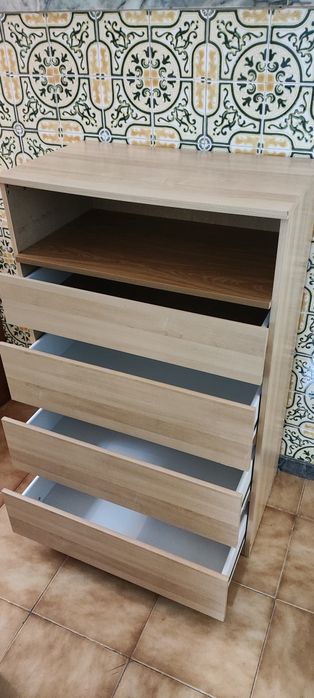 Cómoda em madeira 4 gavetas