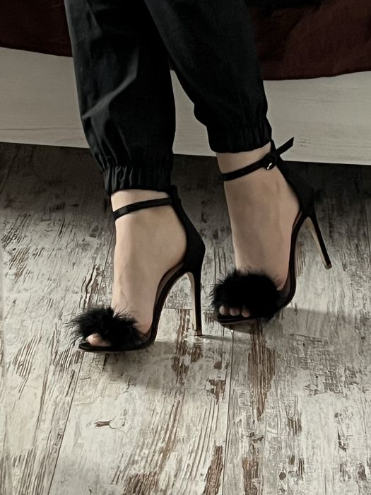 Босоніжки з пухшком