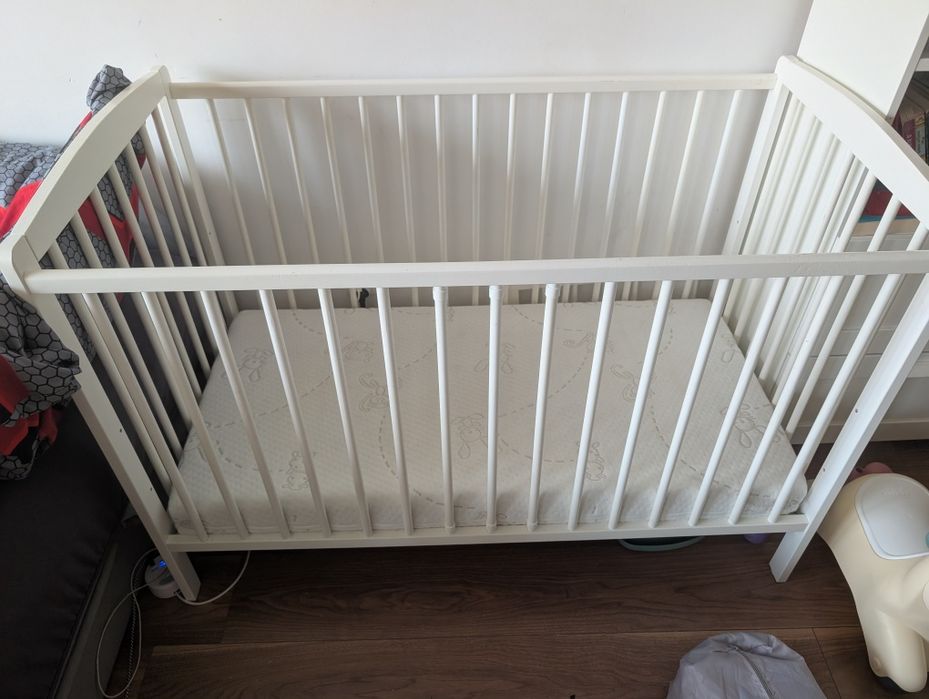 Łóżeczko dla dziecka z materacem