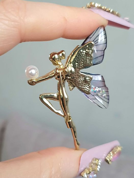 Broche / pregadeira fada dourada azul e roxo, asas acrílico e cristais